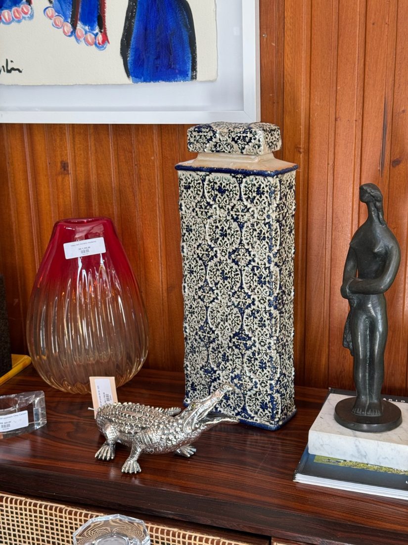 Vaso de vidro, pote de cerâmica e escultura em bronze